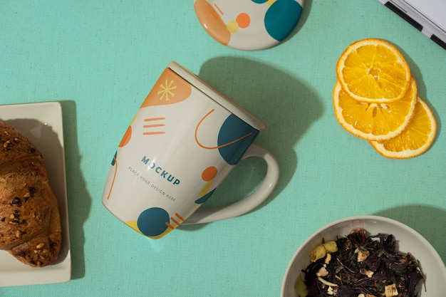 Taza de té con formas abstractas de colores