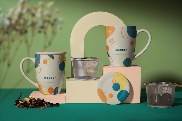 Taza de té con formas abstractas en la pantalla del podio