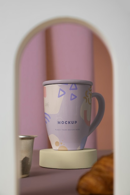 Taza de té con formas abstractas en la pantalla del podio