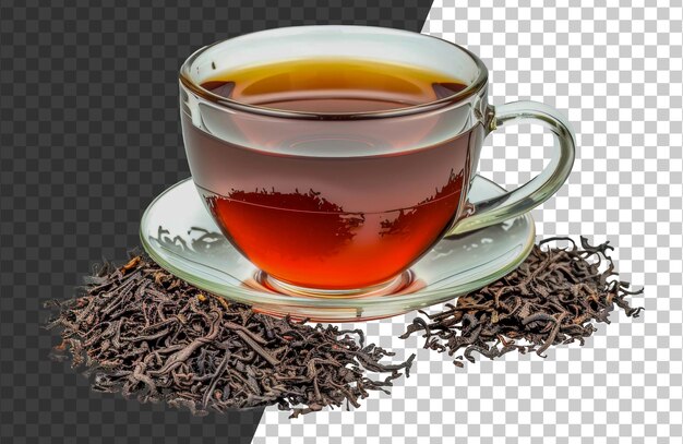 Una taza de té está en un platillo con una pila de hojas de té a su lado.