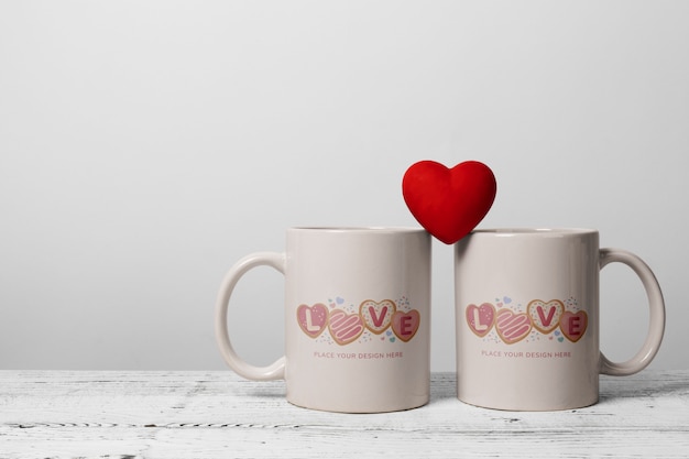 Tazas de amor con corazón rojo