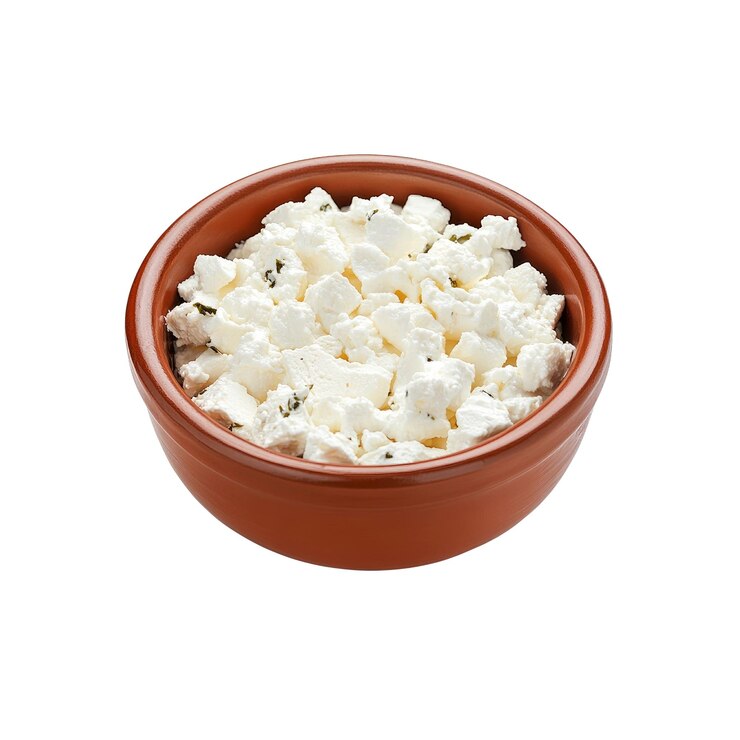 PSD un tazón de queso feta fresco se desmorona