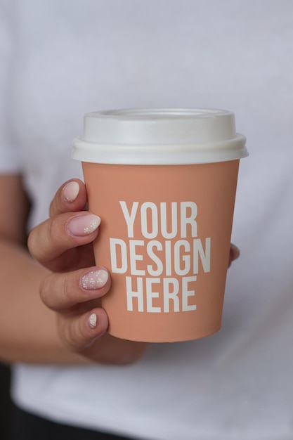 Tazza da caffè colorata rosa in mano mockup design personalizzato colore mutevole primo piano