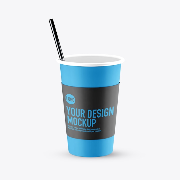 Tazza di cartone con modello di paglia su spazio bianco