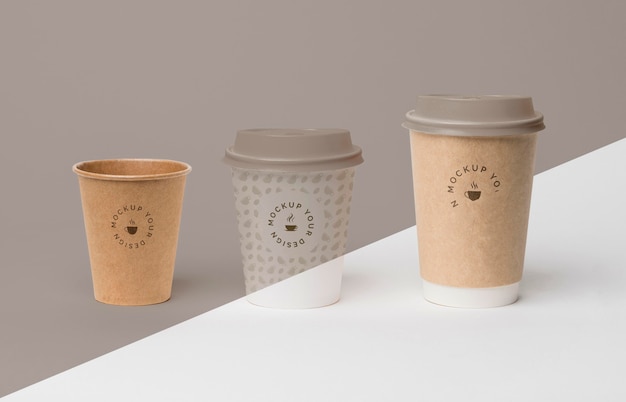 Tazza di plastica con caffè mock up sul tavolo