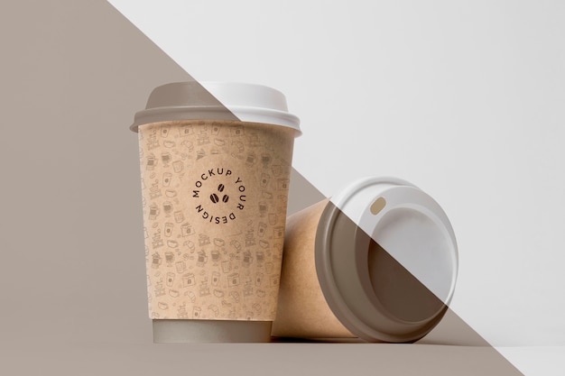 Tazza di plastica con caffè mock up sul tavolo