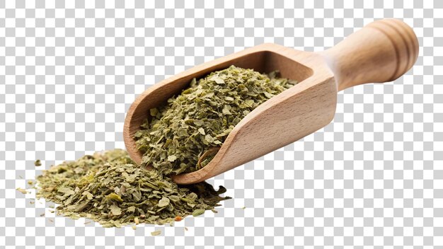 Té verde seco en una cuchara de madera sobre un fondo transparente