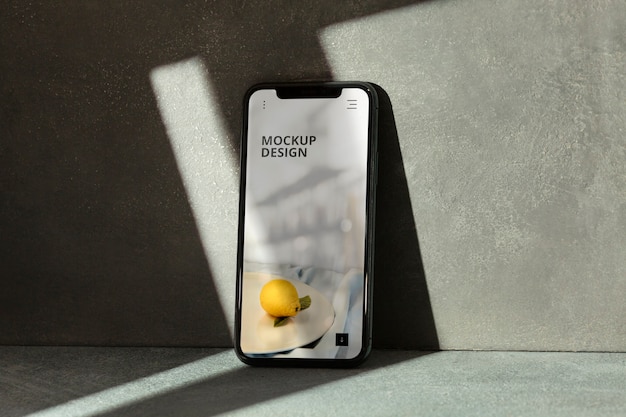 Telefon auf Betonwand mit Schatten