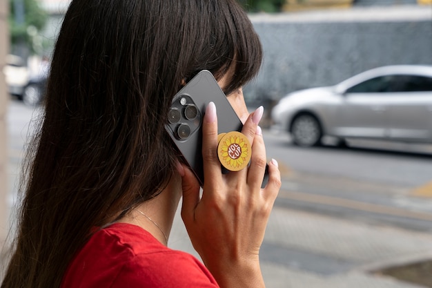 PSD telefon mit pop-socket-mockup-design