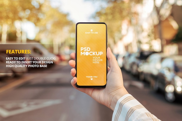 Telefonbildschirm Modell gehalten von der Hand einer Frau auf der Straße