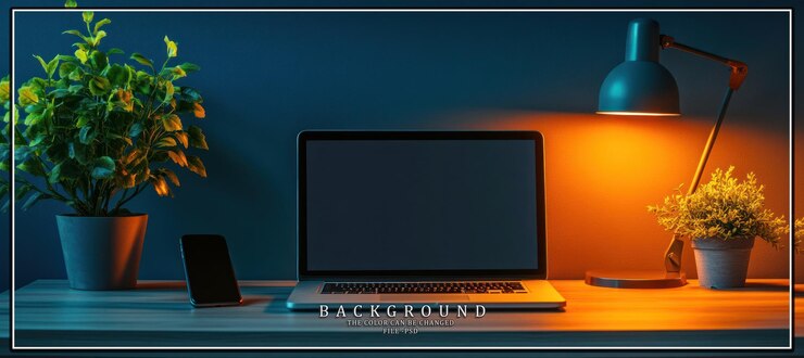 PSD un teléfono inteligente portátil y dos plantas en un escritorio iluminado por una lámpara de escritorio