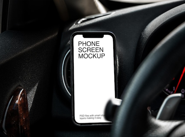 Teléfono inteligente en el salpicadero del coche