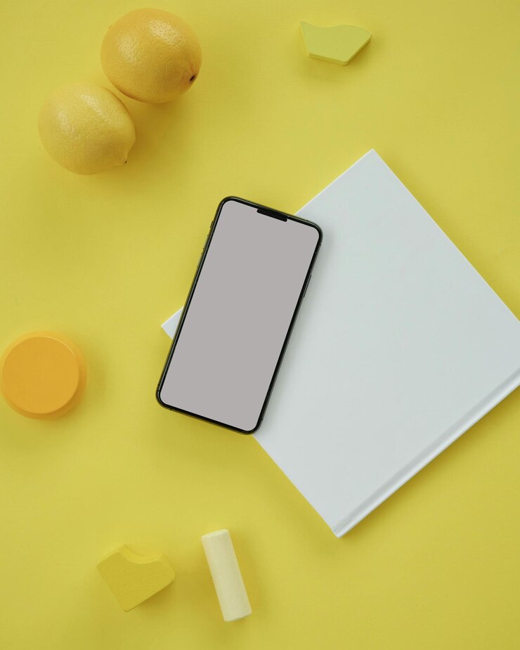 un teléfono en una mesa amarilla con la tapa trasera abierta
