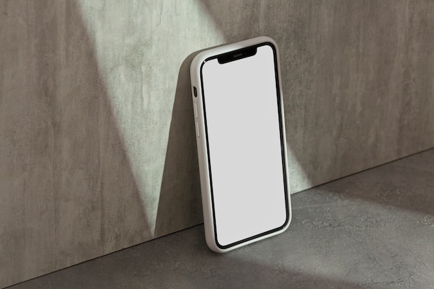 Telefono su parete di cemento con ombra