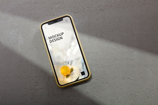 Telefono su parete di cemento con ombra