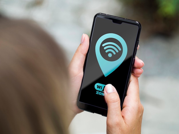 Teléfono con wi-fi sobre la vista del hombro