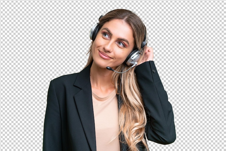 PSD telemarketer bella donna uruguaiana che lavora con un auricolare su sfondo isolato pensando un'idea