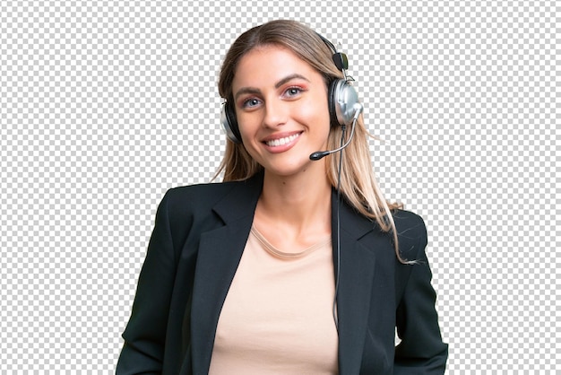 Telemarketer bella donna uruguaiana che lavora con un auricolare su uno sfondo isolato che ride