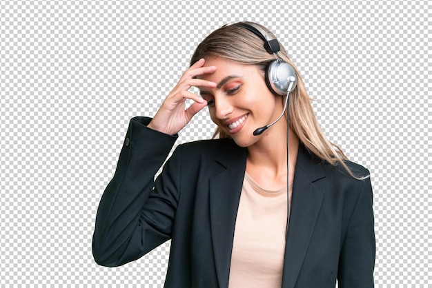 Telemarketer hübsche uruguayische Frau arbeitet mit einem Headset über isolierten Hintergrund lachen