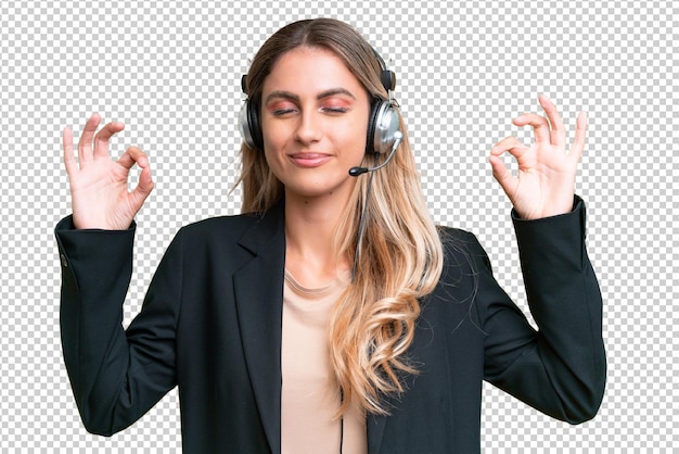 Telemarketer hübsche uruguayische Frau, die mit einem Headset über isoliertem Hintergrund in Zen-Pose arbeitet