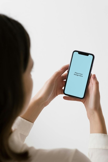 Telemóvel de ecrã azul segurado por uma mulher Mockup PSD