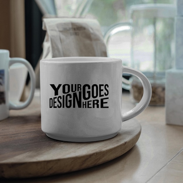 TEMPLATE DE MOCKUP PSD EDITÁVEL GRATUITAMENTE de Mug Branco com fundo desfocado