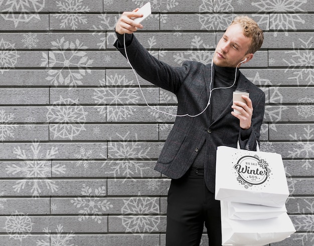 PSD tempo de selfie com homem bonito e compras