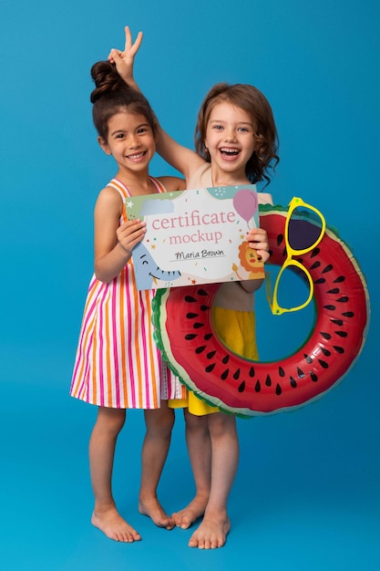 Tenendo il modello di certificato per bambini