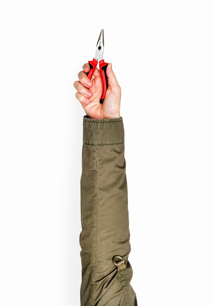 PSD tenendo la mano pinze