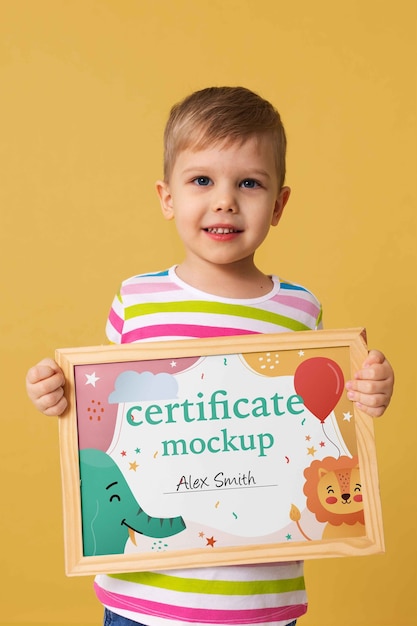 Tenir Une Maquette De Certificat Pour Enfants