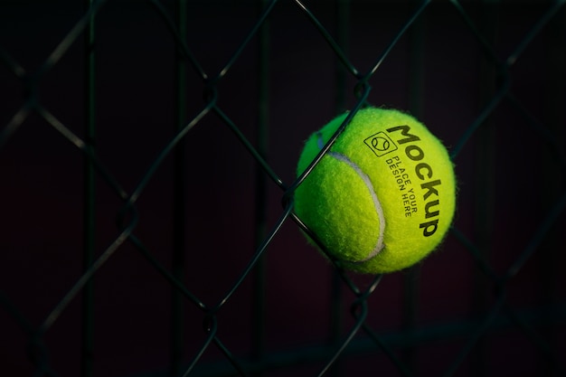 Tennisball im Freien mit Zaun