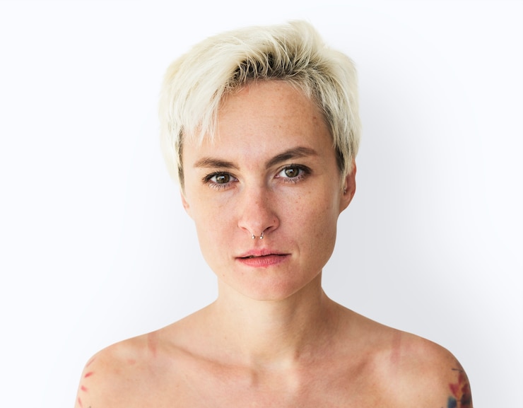 PSD tête d&#39;une femme blonde sérieuse