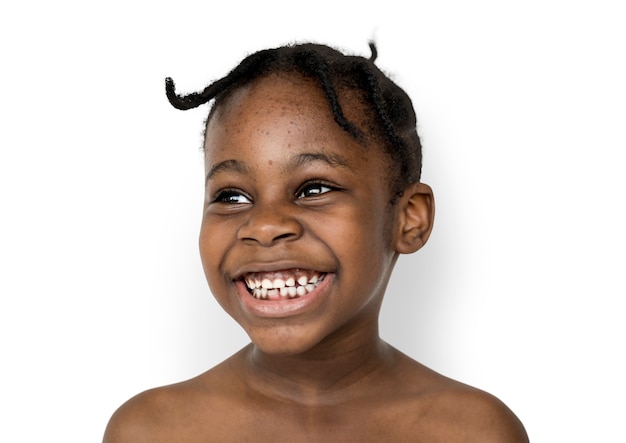 Tiro de retrato de criança africana com expressão sorridente