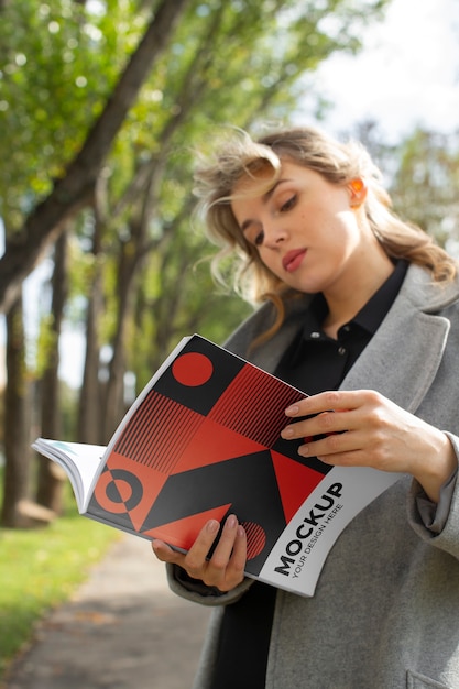 Tiro medio mujer leyendo al aire libre