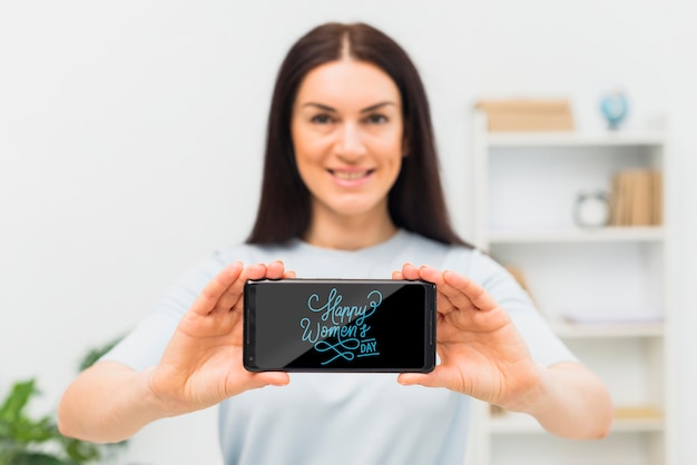 Tiro medio mujer sonriente con teléfono