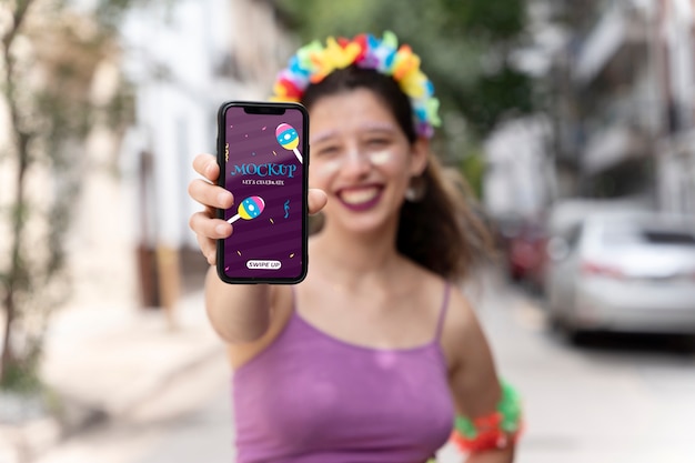 Tiro medio mujer sosteniendo smartphone