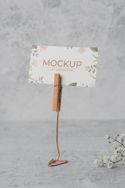 Tischaufsteller mit floralem Papierkartenmodellock