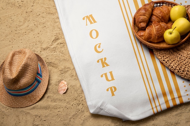 Tischdecke auf Strandsand mit Obst und Croissant