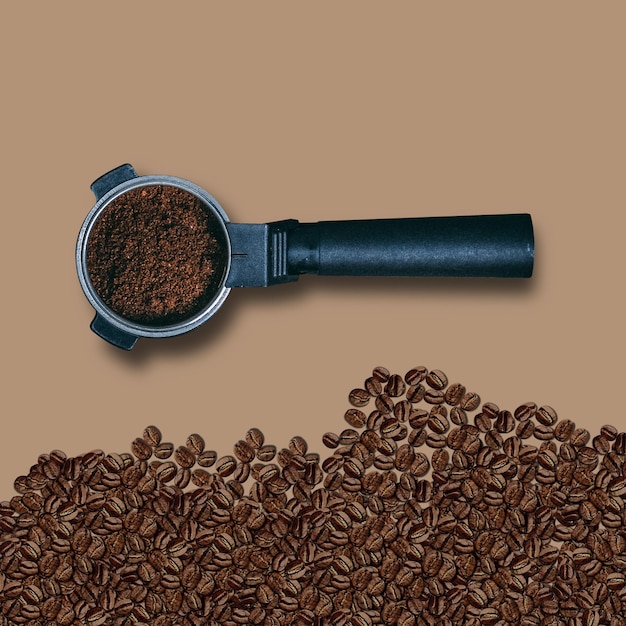 Titular de una cafetera con café.