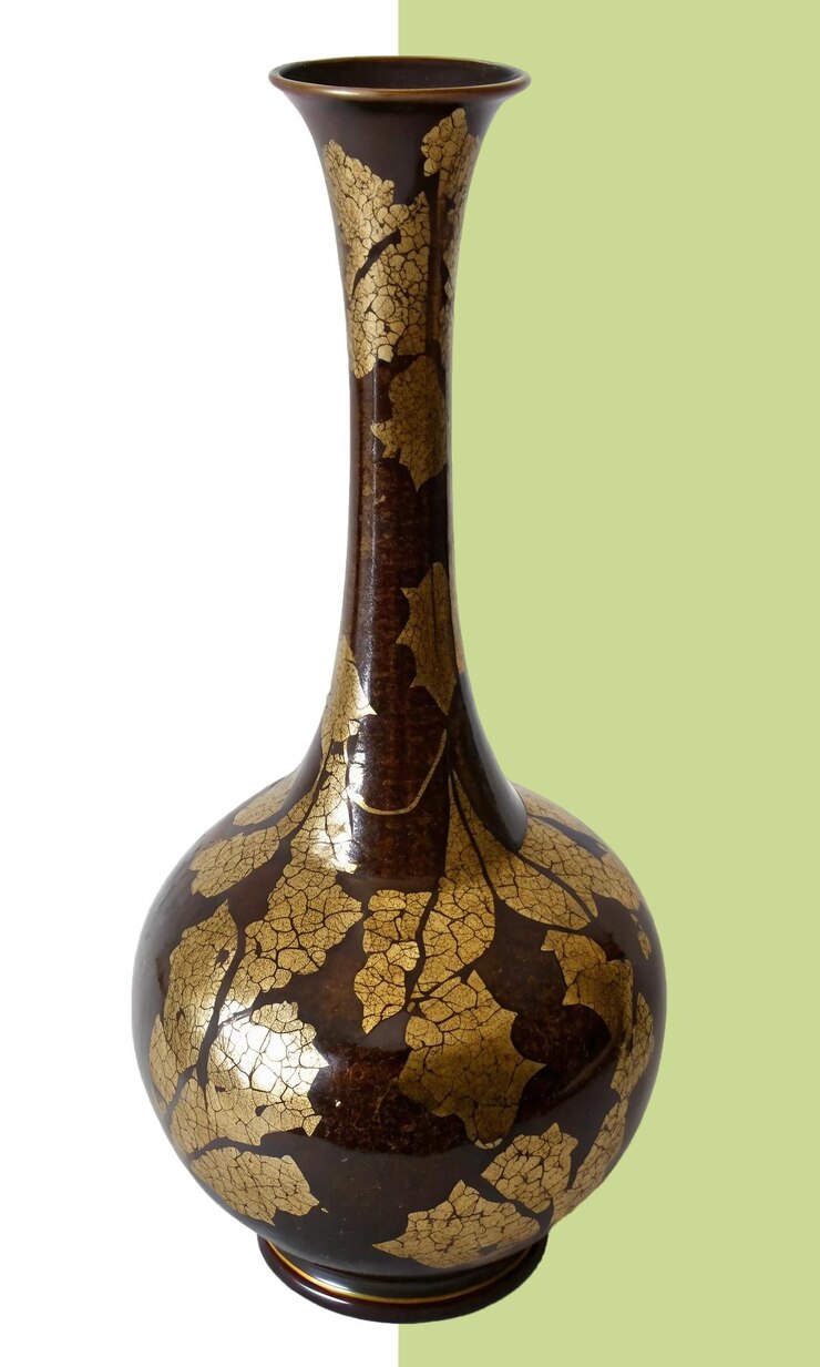 PSD tokkuri japonés antiguo con intrincado diseño de hojas de oro