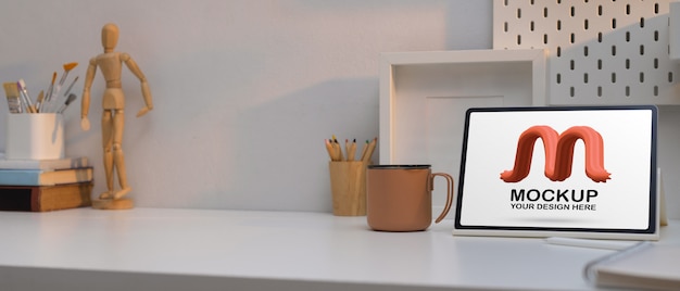 Toma recortada de la mesa de estudio con maqueta de tableta digital