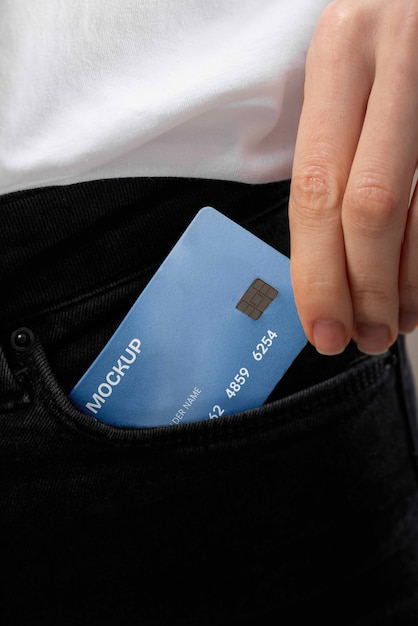 PSD tomando a mano una maqueta de tarjeta de crédito de su bolsillo