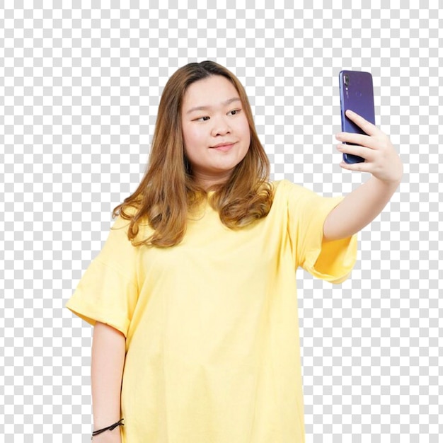 Tome un selfie con su teléfono inteligente de una hermosa mujer asiática con una camiseta amarilla aislada