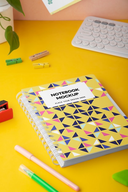 Top-View auf einem Teenager-Schreibzeug-Mockup