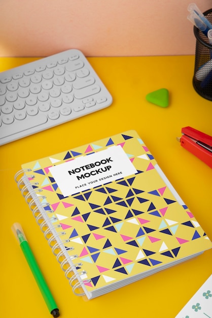 Top-View auf einem Teenager-Schreibzeug-Mockup