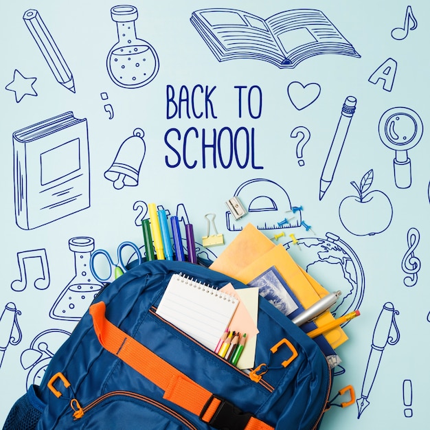 Top-View blaue Schultasche mit Vorräten