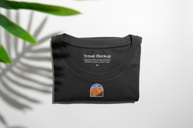Top-View-T-Shirt-Mockup für Reisen