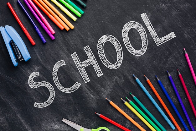 Top-View zurück zur Schule mit farbenfrohen Vorräten