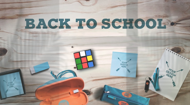 PSD torna a scuola mockup materiale scolastico su tavolo in legno rustico ombre realistiche
