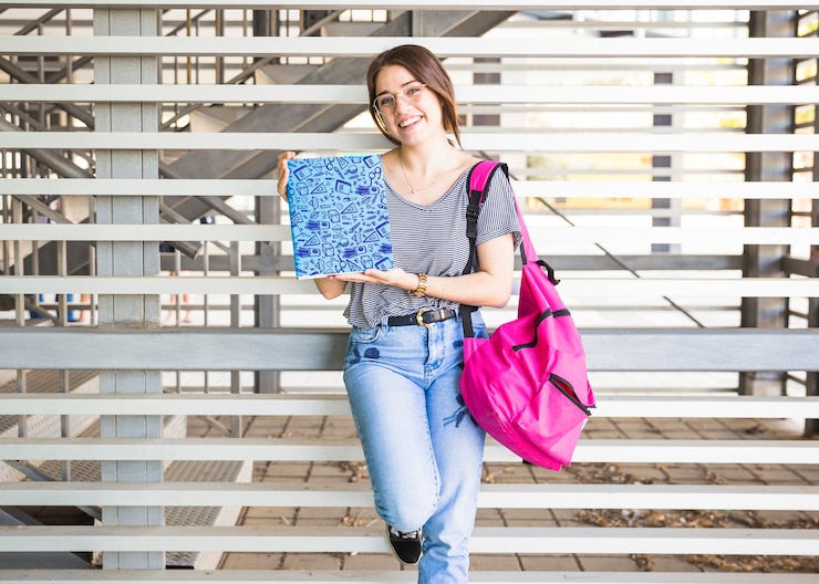 PSD torna al concetto di scuola con la ragazza che presenta la copertina del libro